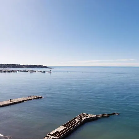 Апартаменти Les Pins Luxueuse Front De *